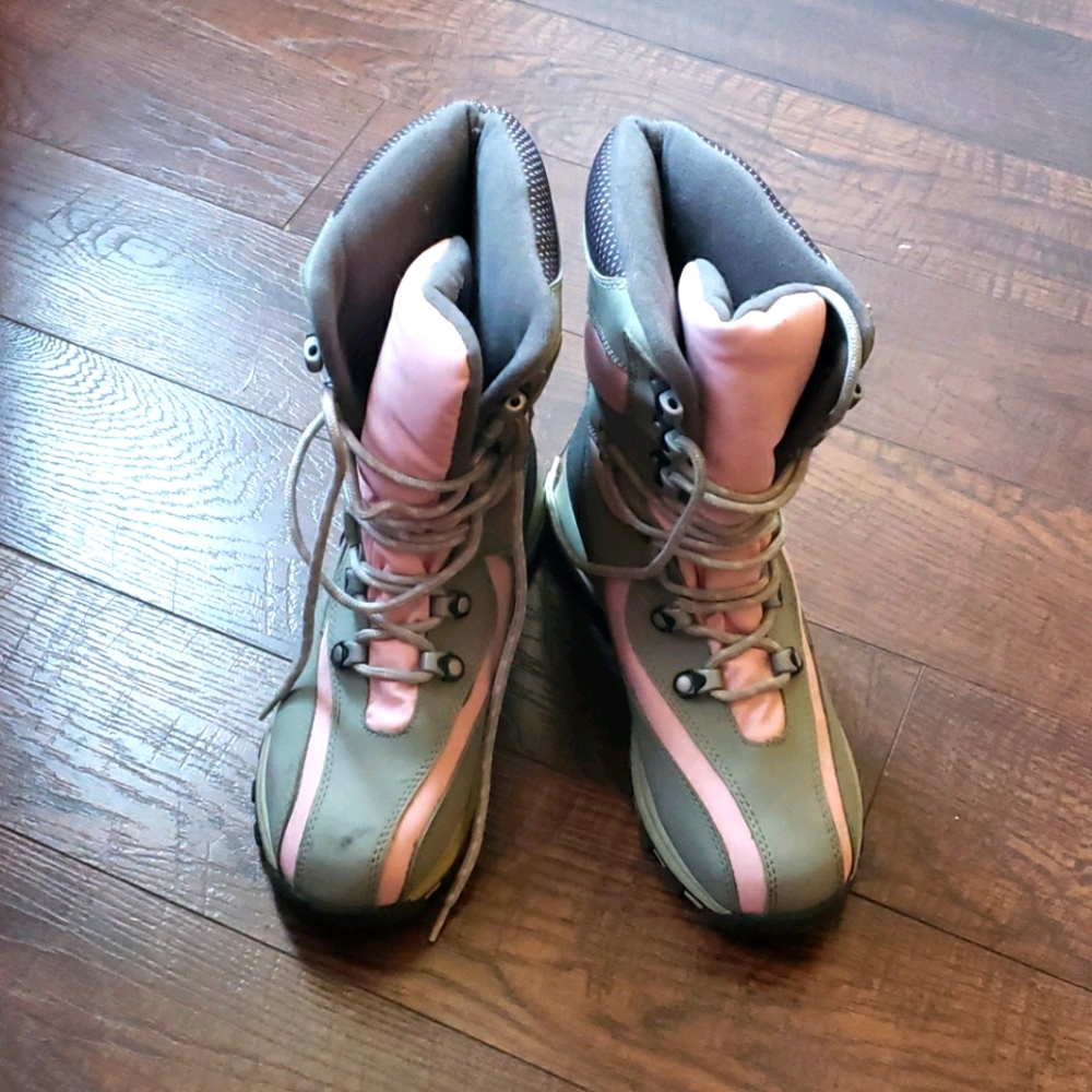 New snow boots never worn